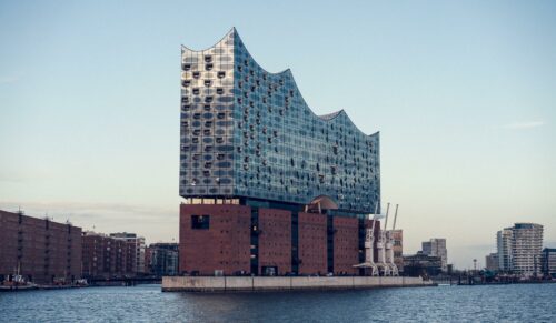 In Hamburg müssen größere Geschäfte ihre Verkaufsfläche auf 800 qm einschränken. (Foto: Unsplash/Jonas Tebbe)