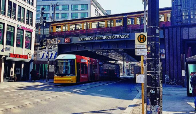 Ein Abschnitt der Friedrichstraße wurde zur autofreien Zone erklärt. Radwege und eine gute Bahnanbindung sollen dafür sorgen, das die Flaniermeile gut erreichbar bleibt. (Foto: Unsplash/Reiseuhu)
