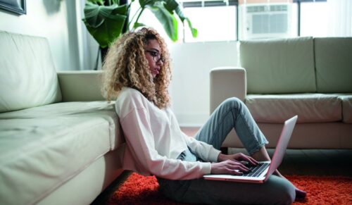 Homeoffice spielt eine große Rolle im Bereich der Hausschuhe. (Foto: Unsplash)