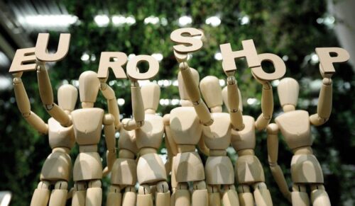 Duesseldorf, DEU, 01.03.2011. Die EuroShop 2011, vom 26. Februar bis 02. Maerz 2011 in Duesseldorf, wird mit ueber 2.000 Ausstellern aus 53 Laendern auf 107.000 m2 netto Quadratmetern Ausstellungsflaeche die groesste ihrer 45jaehrigen Geschichte sein. | Duesseldorf Exhibition Centre gears up for Euroshop: Today, 14 February 2011 sees the start of stand building in the 15 exhibition halls. Running from 26 February to 2 March 2011 and boasting over 2,000 exhibitors from 53 countries exhibiting on 107,000 m2 net exhibition space EuroShop 2011 will be the biggest in its 45-year history. Foto: MesseDuesseldorf / constanze tillmann, exploitation right Messe Duesseldorf, M e s s e p l a t z, D-40474 D u e s s e l d o r f, www.messe-duesseldorf.de; eine h o n o r a r f r e i e  Nutzung des Bildes ist nur fuer journalistische Berichterstattung, bei vollstaendiger Namensnennung des Urhebers gem. Par. 13 UrhG (Foto: Messe Duesseldorf / ctillmann) und Beleg moeglich; Verwendung ausserhalb journalistischer Zwecke nur nach schriftlicher Vereinbarung mit dem Urheber; soweit nicht ausdruecklich vermerkt werden keine Persoenlichkeits-, Eigentums-, Kunst- oder Markenrechte eingeraeumt. Die Einholung dieser Rechte obliegt dem Nutzer; Jede Weitergabe des Bildes an Dritte ohne  Genehmigung ist untersagt | Any usage and publication only for editorial use, commercial use and advertising only after agreement; unless otherwise stated: no Model release, property release or other third party rights available; royalty free only with mandatory credit: photo by Messe Duesseldorf]
