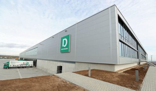nachhaltig geplantes und modern ausgestattetes Distributionszentrum mit 200 Meter Länge und circa 95 Meter Breite; durch Sichtbeton, Glas und Fassadenplatten gegliederte Fassade; elf Wareneingangs- und 25 Warenausgangstore