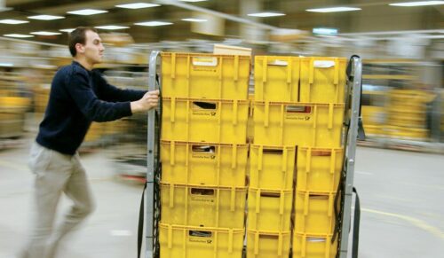 An employee at the Spich mail centre (near Bonn) moves a roll container holding letter items. ## Ein Mitarbeiter im Briefzentrum Spich (bei Bonn) bewegt einen Rollbehaelter mit Briefsendungen.