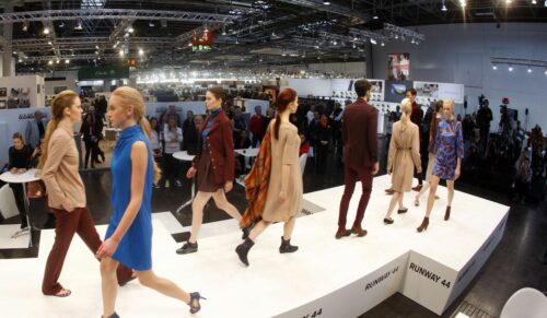 Düsseldorf, DEU. 04.02.2015. Brazilian Footwear Fashion Show zur Saison H/W 2015/16 im Rahmen der GDS – Global Destination for Shoes & Accessoires  vom 4. bis 6. Februar 2015. ---- Brazilian Footwear Fashion Show for the season A/W 2015/16 on occasion of GDS – Global Destination for Shoes & Accessoires from 4. to 6. February 2015. Foto: Constanze Tillmann, Exploitation right Messe Duesseldorf, M e s s e p l a t z, D-40474 D u e s s e l d o r f, www.messe-duesseldorf.de; eine h o n o r a r f r e i e  Nutzung des Bildes ist nur fuer journalistische Berichterstattung, bei vollstaendiger Namensnennung des Urhebers gem. Par. 13 UrhG (Foto: Messe Duesseldorf / ctillmann) und Beleg moeglich; Verwendung ausserhalb journalistischer Zwecke nur nach schriftlicher Vereinbarung mit dem Urheber; soweit nicht ausdruecklich vermerkt werden keine Persoenlichkeits-, Eigentums-, Kunst- oder Markenrechte eingeraeumt. Die Einholung dieser Rechte obliegt dem Nutzer; Jede Weitergabe des Bildes an Dritte ohne  Genehmigung ist untersagt | Any usage and publication only for editorial use, commercial use and advertising only after agreement; unless otherwise stated: no Model release, property release or other third party rights available; royalty free only with mandatory credit: photo by Messe Duesseldorf]