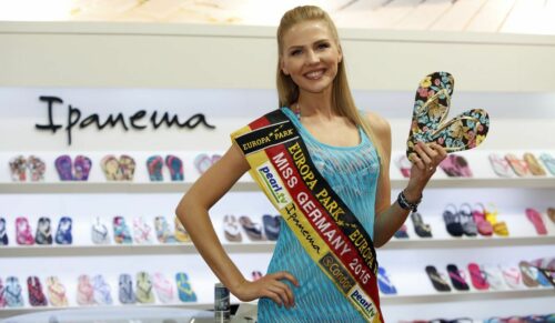 Düsseldorf, DEU. 30.07.2015. GDS - Global Destination for Shoes and Accessories. Ipanena: Die amtierende Miss Germany, Olga Hoffmann präsentiert die Schuh und Bademode-Kollektion für F/S 2016. --- GDS - Global Destination for Shoes and Accessories. Ipanena: the current Miss Germany, Olga Hoffmann, presents the shoe and swimwear collection for S/S 2016. Foto: Constanze Tillmann, Exploitation right Messe Duesseldorf, M e s s e p l a t z, D-40474 D u e s s e l d o r f, www.messe-duesseldorf.de; eine h o n o r a r f r e i e  Nutzung des Bildes ist nur fuer journalistische Berichterstattung, bei vollstaendiger Namensnennung des Urhebers gem. Par. 13 UrhG (Foto: Messe Duesseldorf / ctillmann) und Beleg moeglich; Verwendung ausserhalb journalistischer Zwecke nur nach schriftlicher Vereinbarung mit dem Urheber; soweit nicht ausdruecklich vermerkt werden keine Persoenlichkeits-, Eigentums-, Kunst- oder Markenrechte eingeraeumt. Die Einholung dieser Rechte obliegt dem Nutzer; Jede Weitergabe des Bildes an Dritte ohne  Genehmigung ist untersagt | Any usage and publication only for editorial use, commercial use and advertising only after agreement; unless otherwise stated: no Model release, property release or other third party rights available; royalty free only with mandatory credit: photo by Messe Duesseldorf]
