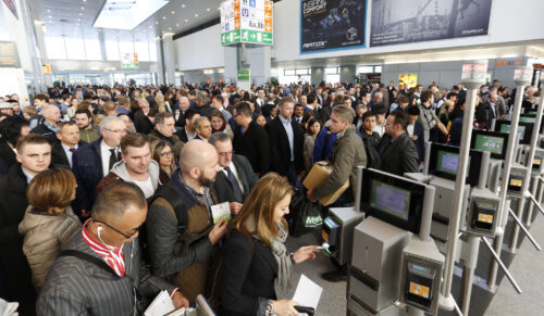 Düsseldorf, DEU, 27.10.015. Im Rahmen der A+A in Düsseldorf, der international führenden Fachmesse mit Kongress für Persönlichen Schutz, betriebliche Sicherheit und Gesundheit bei der Arbeit, zeigen die 1.880 Aussteller aus 57 Nationen in den Hallen 3 bis 7 und 9 bis 11 neueste Trends, Produkte und Services für sicheres und gesundes Arbeiten. Aktuelle Presseinformationen und Pressefotos online: http://www.AplusA.de/presse.| At A+A 2015, International Trade Fair for Safety, Security and Health at Work with Congress, over 1,880 companies from 57 nations in the Halls 3 – 7 and 9 – 11 showcase the latest trends, products and services on the topics of personal safety, corporate security and workplace health promotion. Latest press information and press pictures online: http://www.AplusA-online.com/press. Foto: Messe Düsseldorf, Constanze Tillmann. Exploitation right Messe Düsseldorf, M e s s e p l a t z, D-40474 D ü s s e l d o r f, www.messe-duesseldorf.de; eine h o n o r a r f r e i e  Nutzung des Bildes ist nur für journalistische Berichterstattung, bei vollständiger Namensnennung des Urhebers gem. Par. 13 UrhG (Foto: Messe Düsseldorf / ctillmann) und Beleg möglich; Verwendung ausserhalb journalistischer Zwecke nur nach schriftlicher Vereinbarung mit dem Urheber; soweit nicht ausdrücklich vermerkt werden keine Persönlichkeits-, Eigentums-, Kunst- oder Markenrechte eingeräumt. Die Einholung dieser Rechte obliegt dem Nutzer; Jede Weitergabe des Bildes an Dritte ohne  Genehmigung ist untersagt | Any usage and publication only for editorial use, commercial use and advertising only after agreement; unless otherwise stated: no Model release, property release or other third party rights available; royalty free only with mandatory credit: photo by Messe Duesseldorf]
