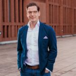 DR. DOMINIK BENNER: „Einfach machen“, könnte die Devise von Dr. Dominik Benner sein. Zwar im Schuhkarton geboren, hat der Unternehmer außerhalb des Schuhbusiness Karriere gemacht. Beim Aufbau seiner Firmen geht er konsequent mit Start-up-Mentalität vor: clever, mutig und „easy“. Und mit Erfolg: Schuhe24 wächst. Inzwischen gibt es Ableger auch in anderen Branchen. Fortsetzung folgt.  