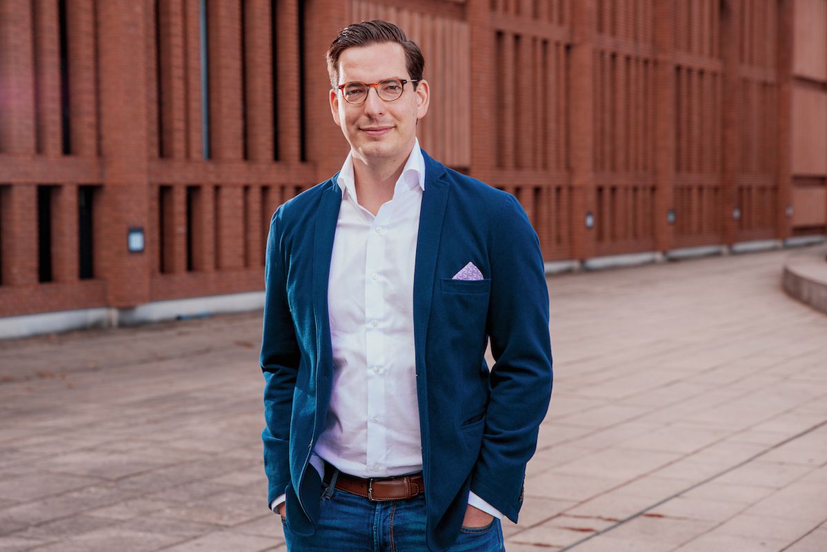DR. DOMINIK BENNER: „Einfach machen“, könnte die Devise von Dr. Dominik Benner sein. Zwar im Schuhkarton geboren, hat der Unternehmer außerhalb des Schuhbusiness Karriere gemacht. Beim Aufbau seiner Firmen geht er konsequent mit Start-up-Mentalität vor: clever, mutig und „easy“. Und mit Erfolg: Schuhe24 wächst. Inzwischen gibt es Ableger auch in anderen Branchen. Fortsetzung folgt.  