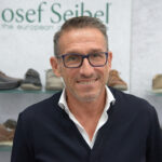 Carl-August Seibel: Der Pfälzer Unternehmer gab sich im Interview mit schuhkurier im August zuversichtlich, „dass wir diese Krise gut überstehen werden.“ Anlass des Gesprächs war die Auszeichnung mehrerer kenianischer Trainees, die eine Intensiv-Ausbildung zum Schuhfertiger bei Josef Seibel in Hauenstein absolviert hatten. Ihr frisch erlangtes Wissen kommt seit November in der Fabrik der Josef Seibel Africa Ltd. zur Anwendung. Dort hat Carl-August Seibel eine „Herzensangelegenheit“ realisiert und eine Schuhfabrik gebaut, in der Schuhe für kenianische Schülerinnen und Schüler hergestellt werden. Zur Eröffnung war der Pfälzer Unternehmer persönlich vor Ort.
