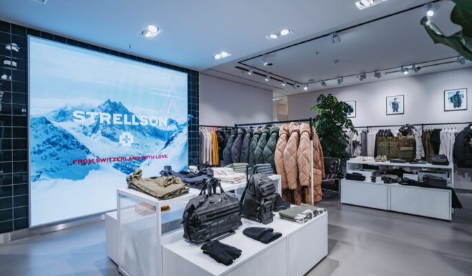 Blickfang im neu designten Strellson Store ist die überdimensionale Videowand.