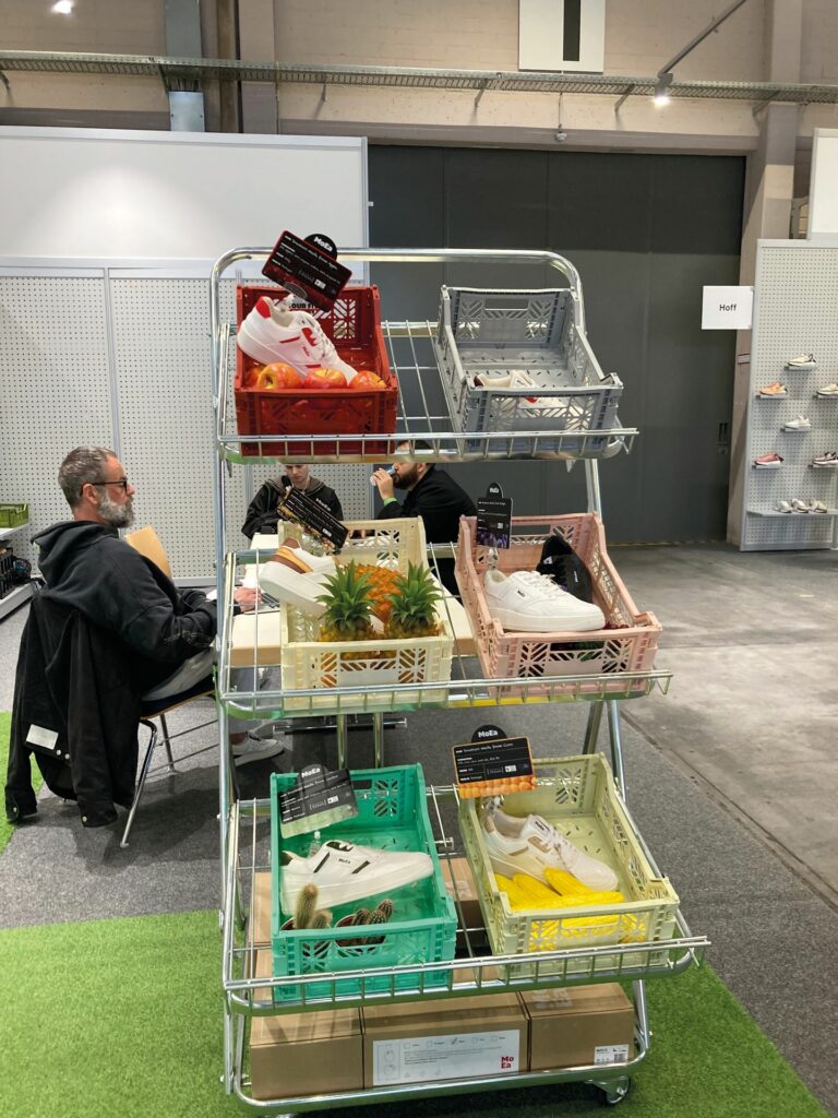 Moea präsentiert seine veganen Sneaker im Obstkorb und zeigt damit anschaulig, woraus die Schuhe zusammengesetzt werden. (Foto: Redaktion)