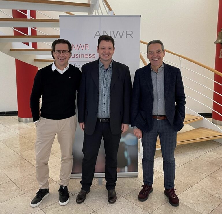 Josef Sax (Mitte) mit ANWR-Vorstandsmitglied Tobias Eichmeier und ANWR Schuh-Geschäftsführer (Foto: ANWR Schuh)