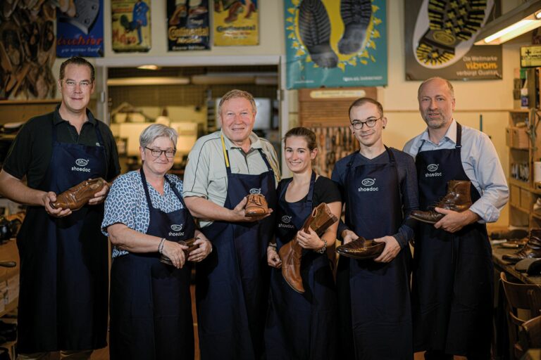 Das motivierte Shoedoc-Team in der Werkstatt in Baden-Baden. (Foto: Shoedoc)