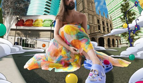 Mit einer ausgefallenen Zwischensohle sorgen die neuen Designs von Crocs für bunte Abwechslung. (Foto: Crocs)