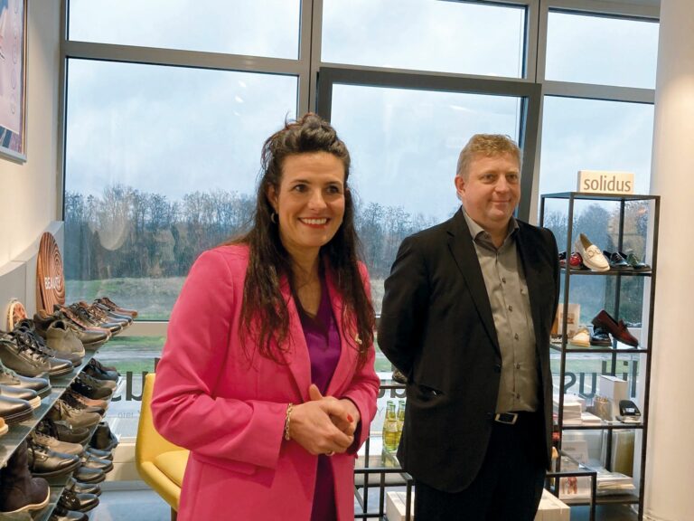 Yvonne Breinlinger-Scheuring (Solidus) und Thomas Bauerfeind (Berkemann) begrüßten die Gäste in Breitscheid. (Foto: Redaktion)