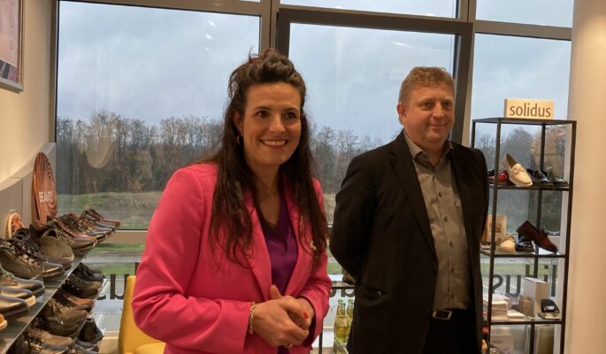 Yvonne Breinlinger-Scheuring (Solidus) und Thomas Bauerfeind (Berkemann) begrüßten die Gäste beim Event in Breitscheid am 2. Februar)