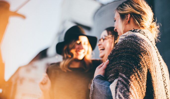 Gselliger Austausch in netter Runde beim schuhkurier Get Together auf der Shoes in Düsseldorf. (Foto: Unsplash)