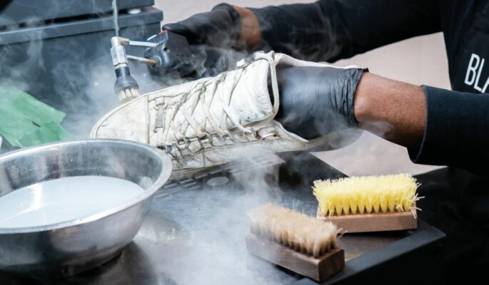 In der Sneakerpflegewerkstatt Blackpolish im Düsseldorfer Concept Store Qonnect kümmert sich Benjamin Luzolo um die hartnäckigen Fälle. (Foto: Blackpolish)
