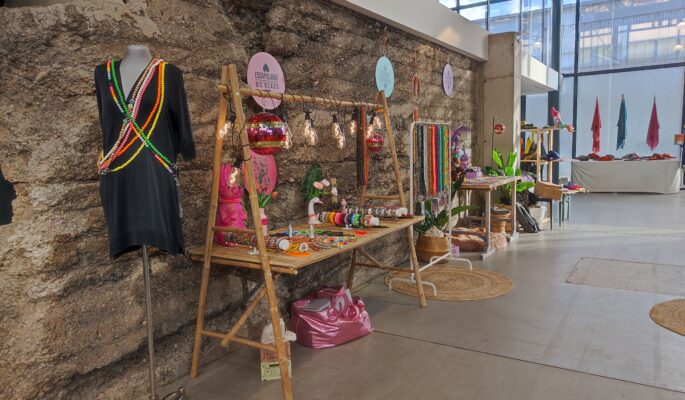Bunte Accessoires rundeten das Messeangebot erfogreich ab. (Foto: Redaktion)