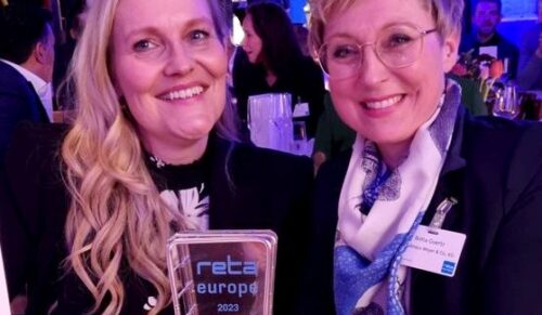 Carolin Grundmann (Sales Managerin Scalerion, links) und Britta Goertz (Inhaberin Schuhhaus Meyer,) Foto:  Reta Awards