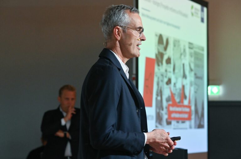 Bequemschuhsymposium 2023: Referent Peter Frank (Foto: Volkmar Heinz/Leipzig Report)