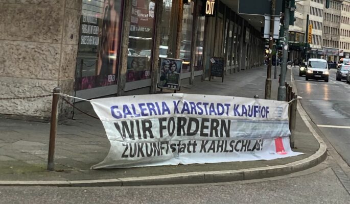 Protest-Plakat vor einer Karstadt-Filiale im vergangenen Jahr in Düsseldorf (Foto: Redaktion)