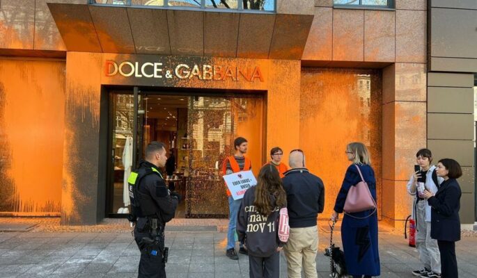 „Euer Luxus – unser Klimakollaps“ – Mitglieder der Organisation Letzte Generation haben die Fassaden von fünf Berliner Luxusboutiquen besprüht. (Foto: Privat)