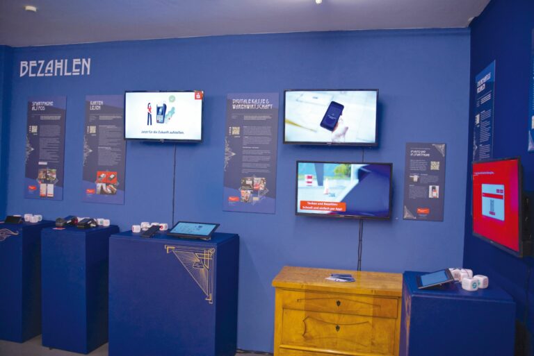 Die Sparkasse Tübingen stellt für die lokalen Geschäfte einige Lösungen vor. Zum Beispiel zum kontaktlosen Bezahlen oder für digitale Kassensysteme. (Foto: Acameo)