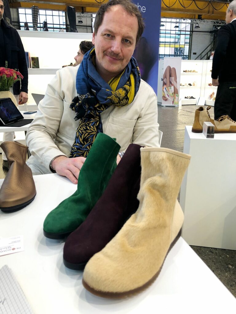 Group General Manager Frédéric Jacob schwärmt von seinen Schuhen. (Foto: Redaktion)