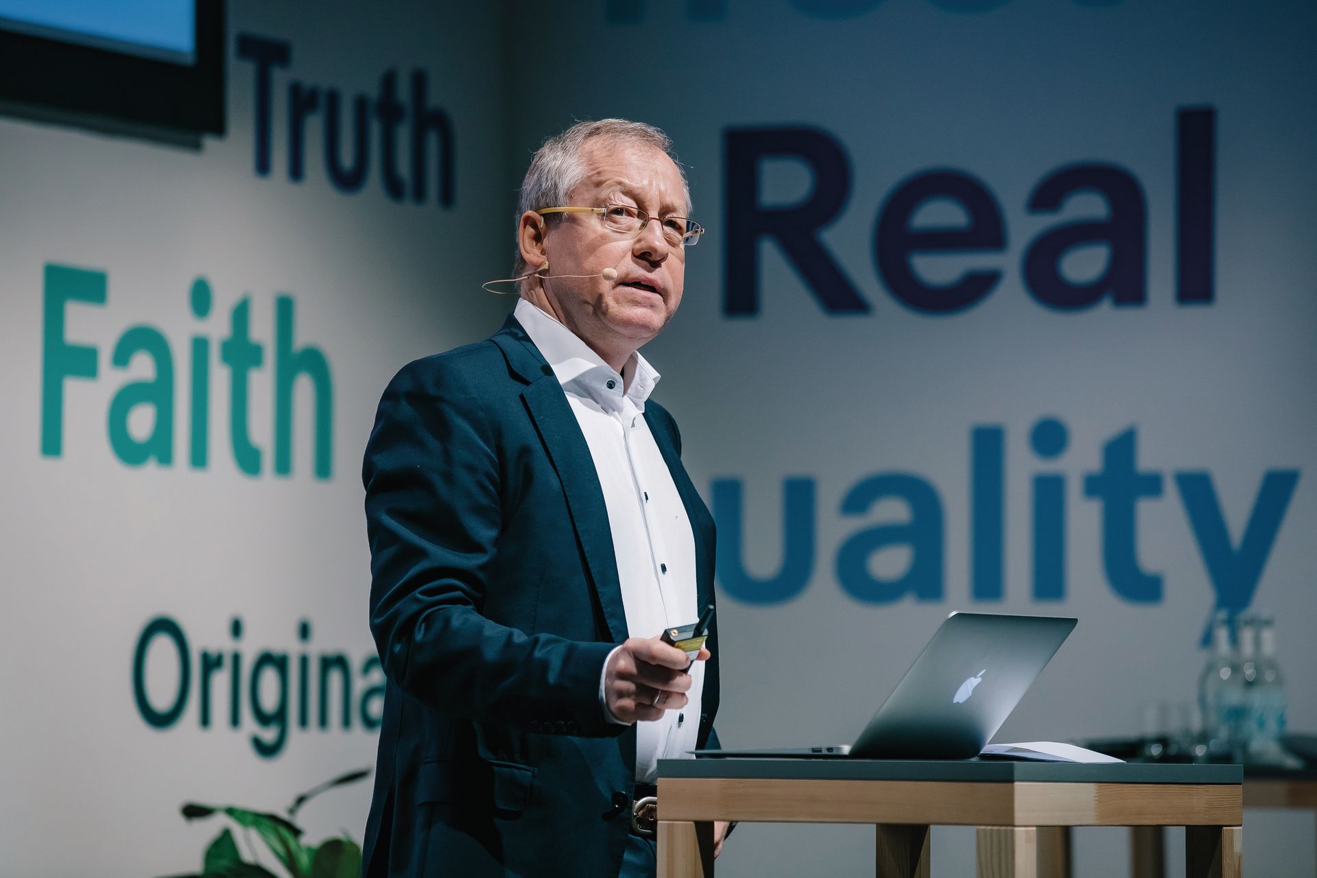 Prof. Gerrit Heinemann (Foto: Ebay)