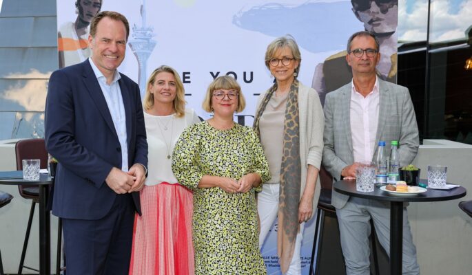 v. l. n. r.: Dr. Stephan Keller (Oberbürgermeister der Landeshauptstadt Düsseldorf), Aline Müller-Schade (Geschäftsführung The Supreme Group), Karolina Landowski (Moderatorin der Pressekonferenz), Ulrike Kähler (Geschäftsführung Igedo Exhibitions) und Axel Augustin (Geschäftsführung BTE Handelsverband Textil Schuhe Lederwaren) (Foto: Uwe Erensmann)