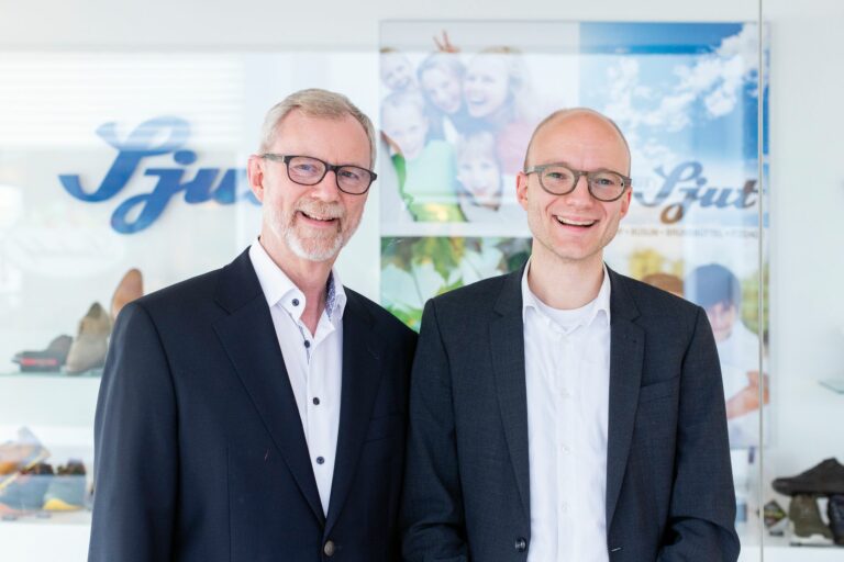 Hermann Sjut (links) und Christopher Sjut (rechts): Die dritte und die vierte Generation sind persönlich und geschäftlich auf einer Wellenlänge. (Foto: Schuhhaus Sjut)