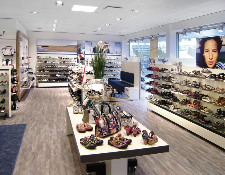 Die Schuhmode wird durch Handtaschen ergänzt. (Foto: Schuhhaus Sjut)
