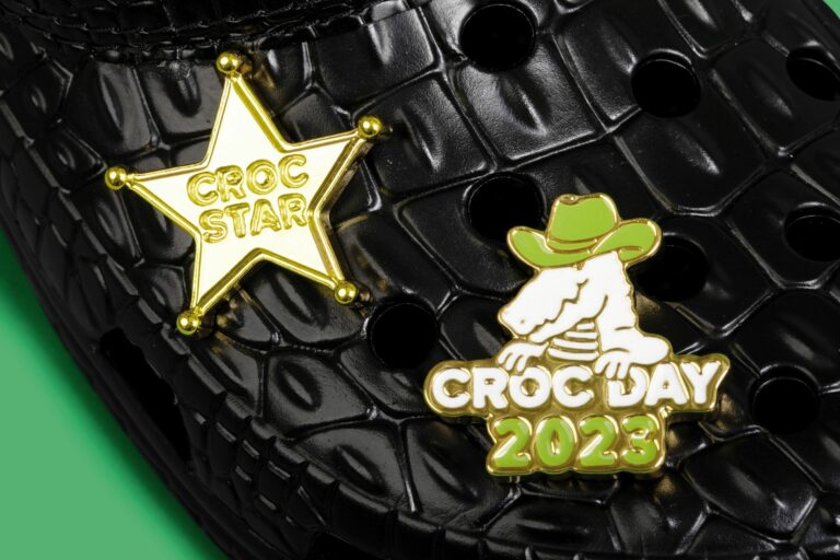 Dem limitierten Boot sind Metall-Jibbitz zum Croctober 2023 beigelegt. (Foto: Crocs)