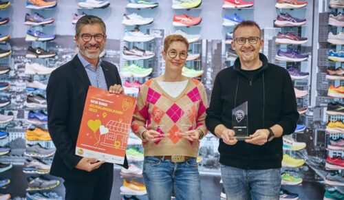 Frank Schuffelen (links) übergab den Preis an Daniela und Jost Wiebelhaus vom Frankfurter Laufshop. (Foto: ANWR)