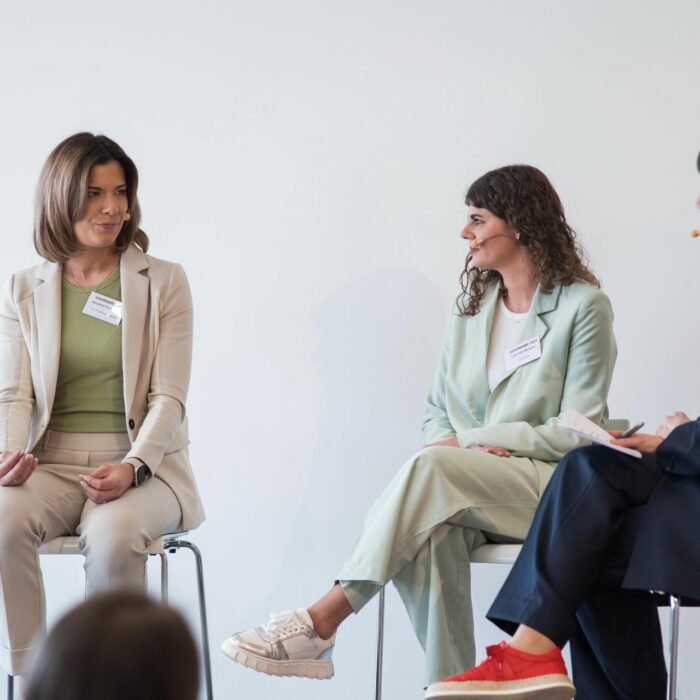Female Future – Petra Steinke moderiert die Talkrunde mit den beiden Schuhhändlerinnen Annabell Penciulescu (P+P Schuhvertrieb) und Lisa Volk-Winterer (Schuh Volk). (Foto: Kim Fotografie)