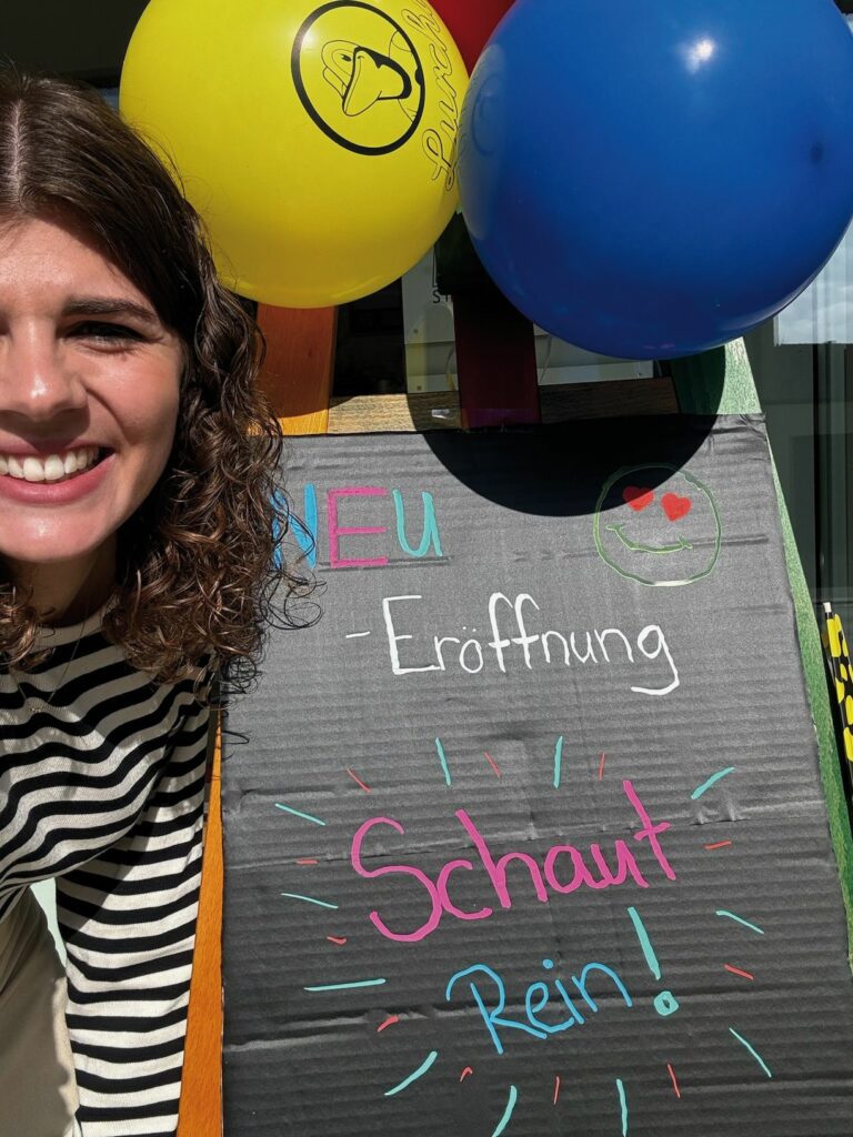 Die neue Chefin: Lisa Volk-Winterer am Eröffnungstag vor dem Schuhhaus Nestel in Reutlingen. (Foto: Schuh Volk)