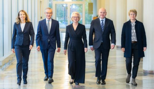 Der Sachverständigenrat zur Begutachtung der gesamtwirtschaftlichen Entwicklung von links nach rechts: Ulrike Malmendier, Martin Werding, Monika Schnitzler (Vorsitzende), Achim Truger, Veronika Grimm (Foto: Sachverständigenrat Wirtschaft)