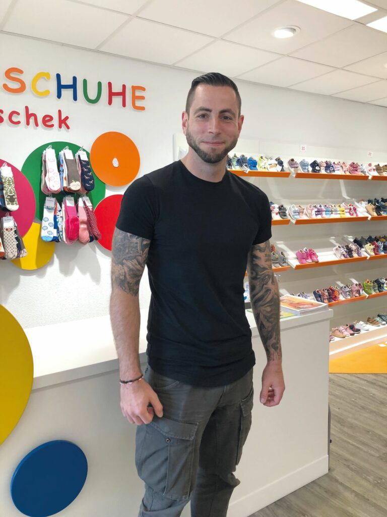 Philipp Penschek von Kinderschuhe Penschek in Duisburg führt auch Outdoor-Schuhe. (Foto: Redaktion)