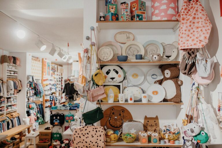 Mit Schuhen, Mode, Accessoires und Deko-Artikeln kann es im Kinderschuhladen in Potsdam wuselig werden. Trotzdem wirkt alles wie aus einem Guss. (Foto: Kinderschuhladen)
