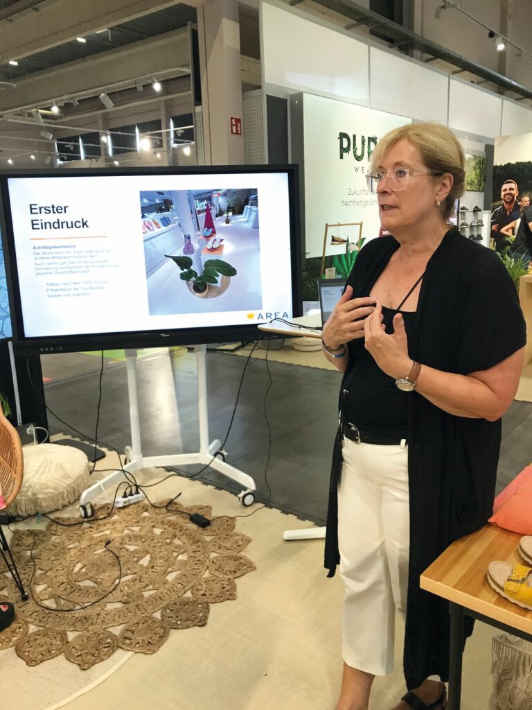 Marlies Niehuis von Area Management stellte Tipps zur gelungenen Schaufensterdekoration vor. (Foto: Redaktion)