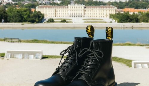 Dr. Martens vor der Kulisse des Schloss Schönbrunn bei Wien. (Foto: Studio Zucker/Dr. Martens)