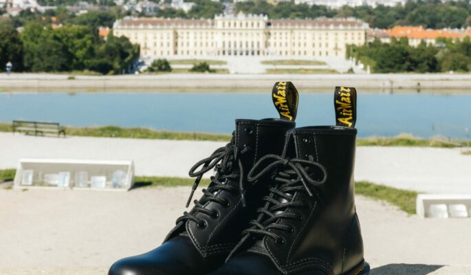 Dr. Martens vor der Kulisse des Schloss Schönbrunn bei Wien. (Foto: Studio Zucker/Dr. Martens)