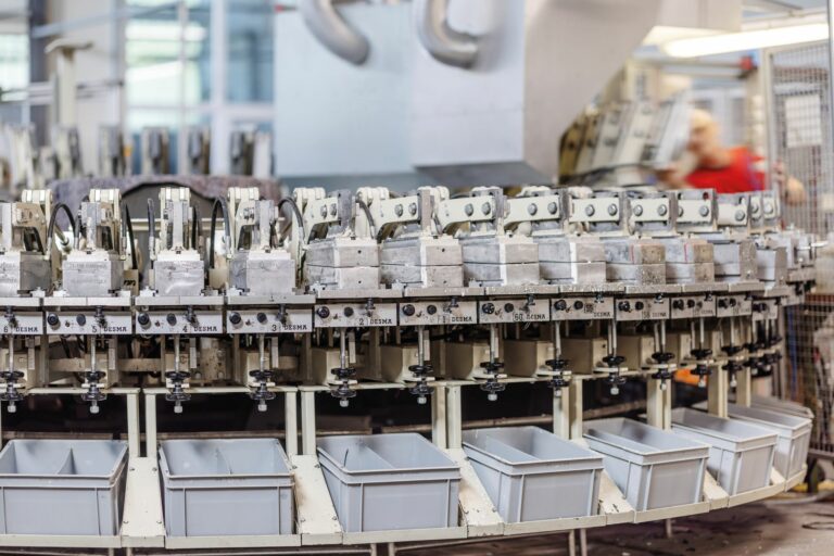 Rundläufer in der Berkemann-Produktion. Das Unternehmen setzt zunehmend auf Automatisierung. (Foto: Berkemann)