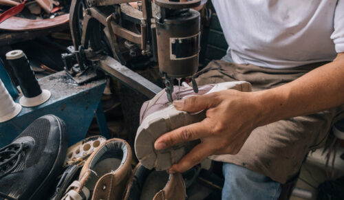 Inkota fordert die konsequente Durchsetzung des LIeferkettensorgfaltspflichtengesetzes in der Schuh- und Modeindustrie (Foto: Adobe Stock/Amparo Garcia)