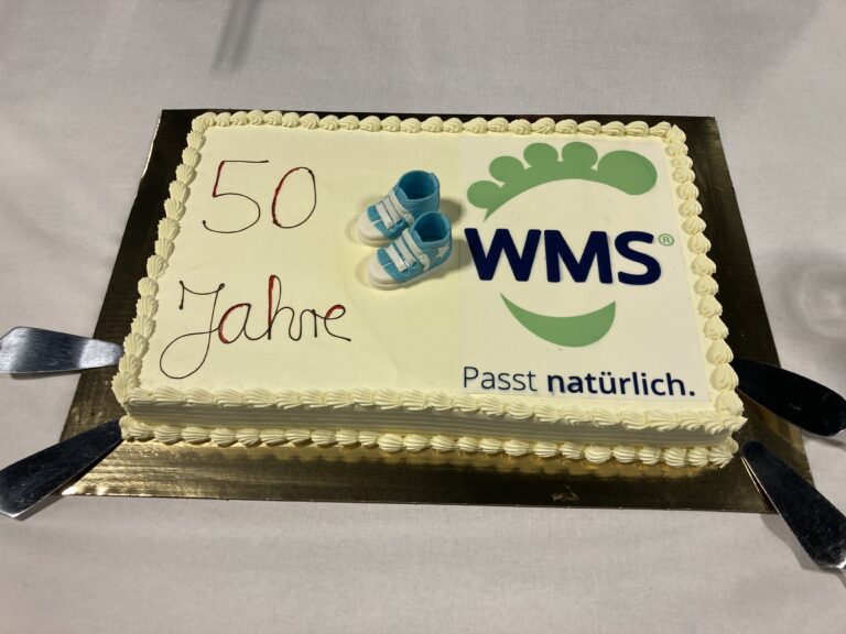 Die Geburtstagstorte für das WMS-System wurde von Manuela Pierog und Manfred Junkert angeschnitten. (Foto: Redaktion)