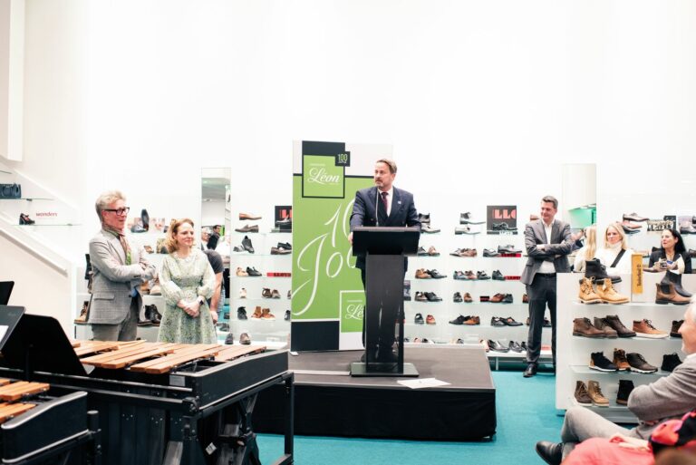 Vize-Premierminister und Außenminister Xavier Bettel hält zum Jubiläum eine Ansprache. (Foto: Chaussures Léon (Foto: Chaussures Léon/Ann Sophie Lindström)