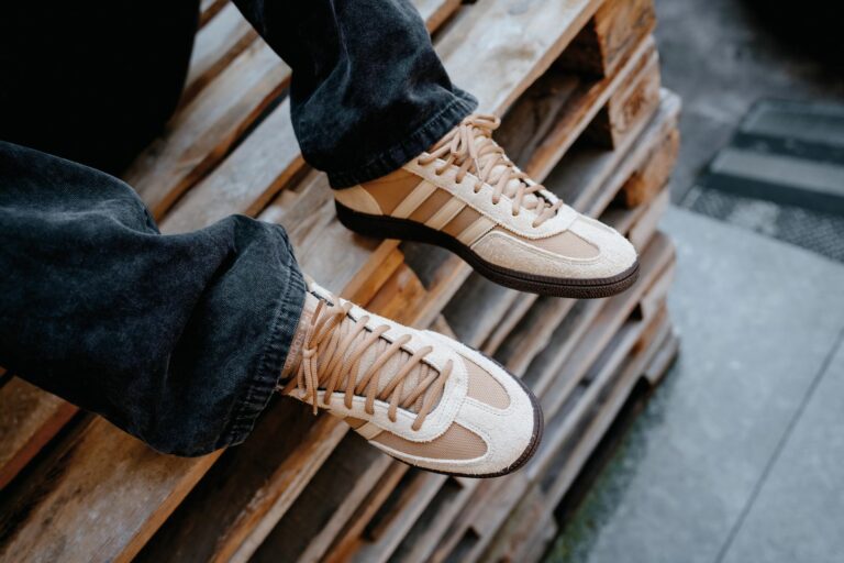 Um auch in den kommenden Jahren wieder Bewegung in den Sneaker-Markt zu bringen, investieren viele Unternehmen mehr in die Marke. (Foto: Dead Stock)
