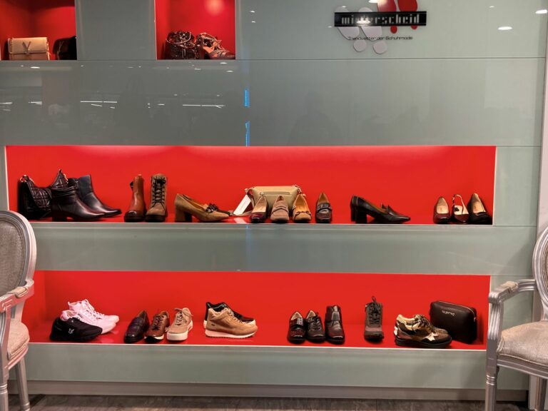 Große Auswahl: Neben sportiven Styles gehören auch klassische Schuhe zum Damenschuhangebot. (Foto: Redaktion)
