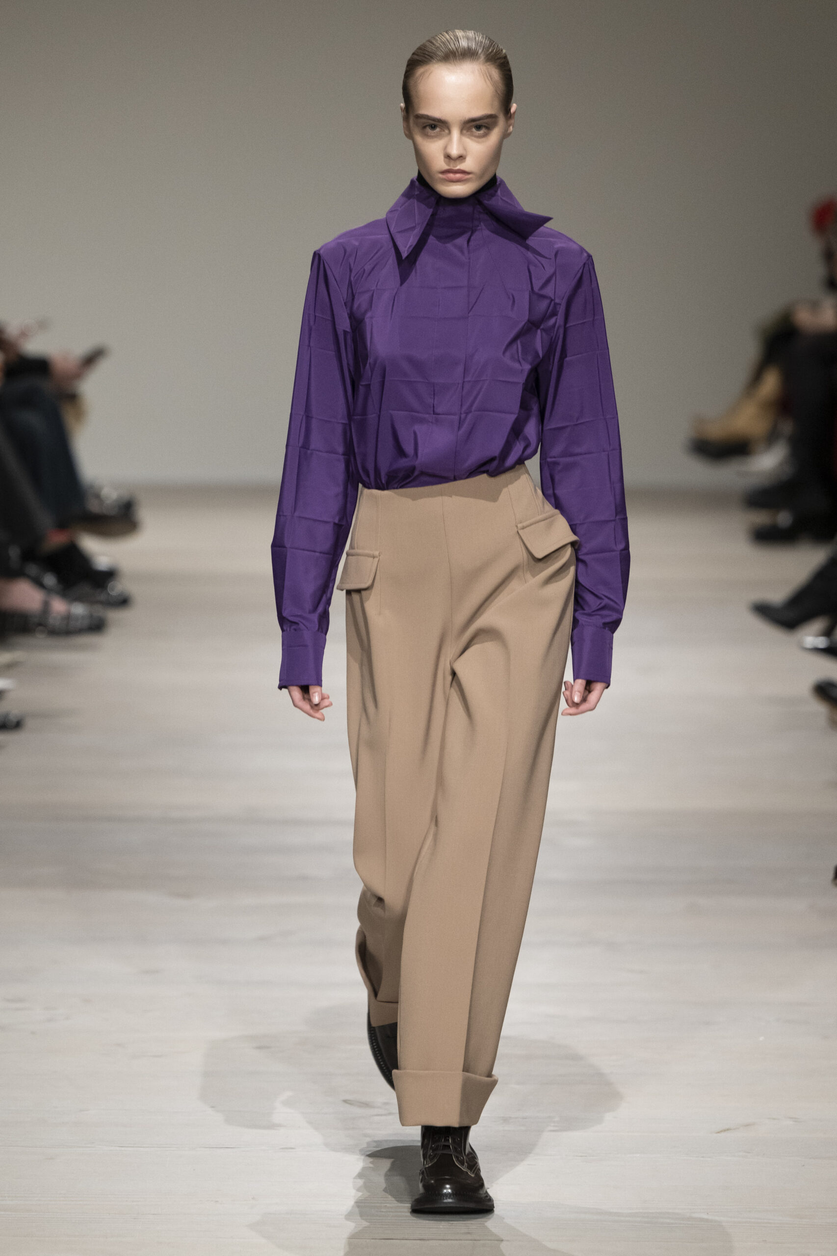 Klassische Styles für H/W 2025/26: Emilia Wickstead (Foto: Catwalkpix)