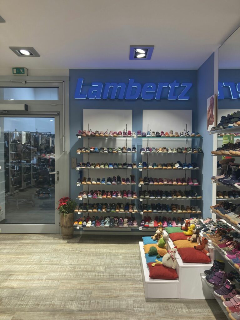 Große Auswahl: Im hinteren Bereich des Geschäfts gibt es eine große Auswahl an Kinderschuhen. (Foto: Redaktion)